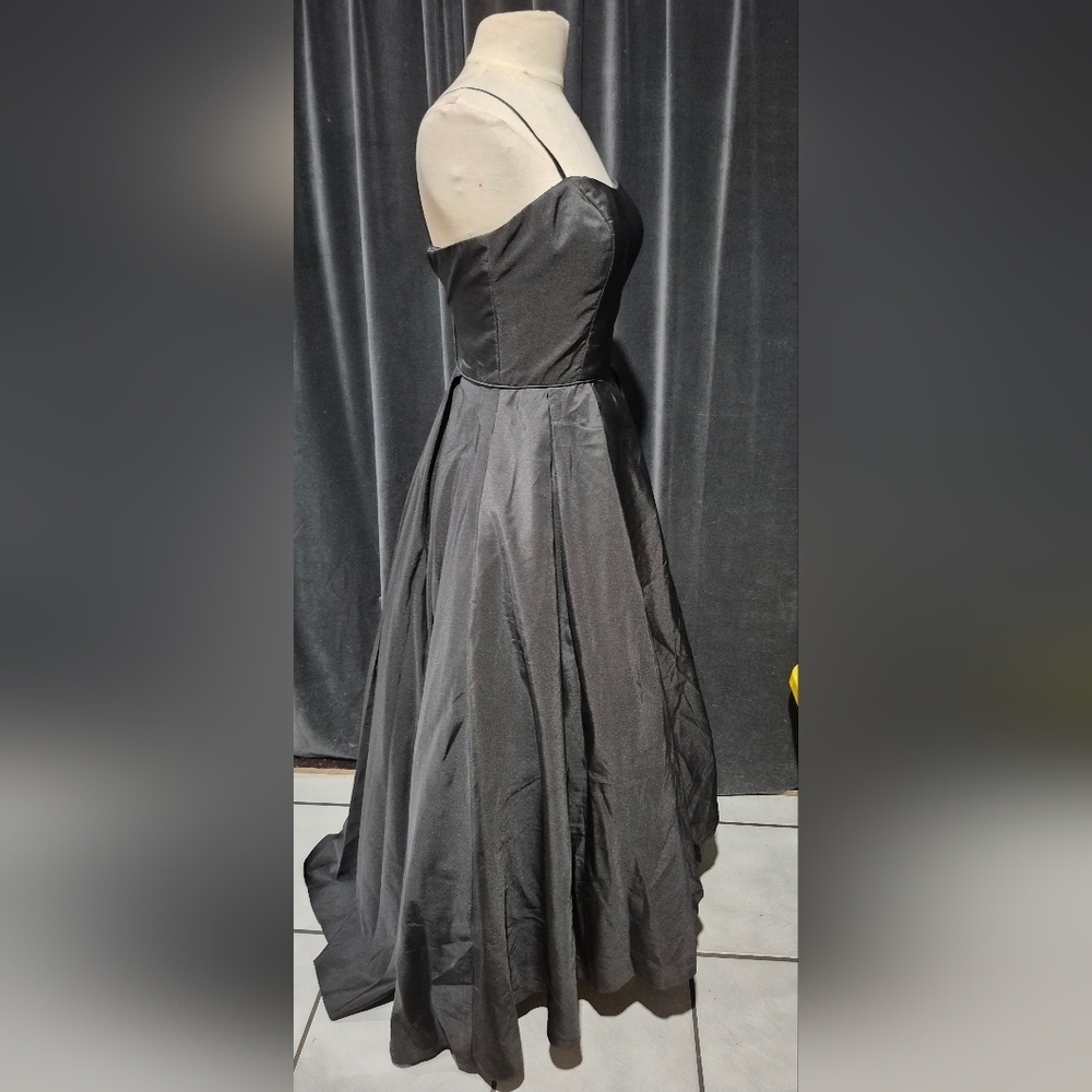 Elegant Black Evening Dress - Picture 3 of 7